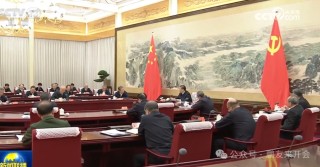 政治局讨论《 *** 工作报告》，扩大国内需求。