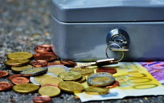 如何进行黄金的回购？这种回购策略有哪些风险和收益？