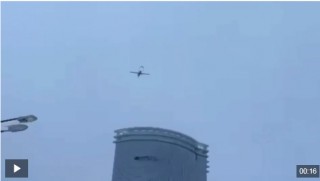 突发！俄罗斯民用基础设施遭无人机袭击，有住宅楼受损引发火灾，市内发布空袭警报，附近机场紧急关闭