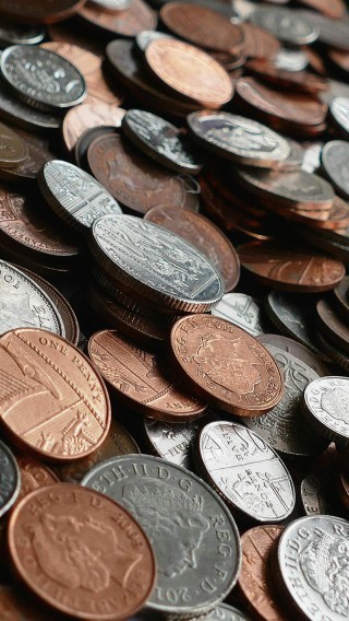 如何评估黄金的硬度？这种硬度如何影响投资决策？