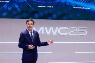 MWC前线｜华为杨超斌：以AI为中心 *** 解决方案，助力运营商抓住智能时代新机遇
