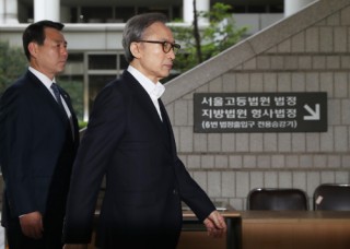 韩国前总统李明博将获特赦(韩国前总统李明博获刑17年)