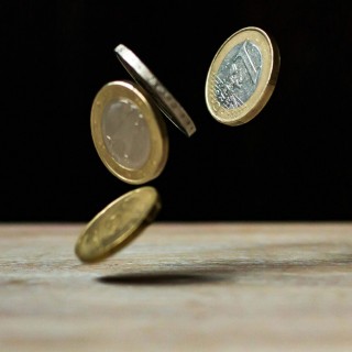 如何理解足金饰品的市场定价？这种定价对消费者选择有何影响？