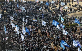 尹锡悦获释第二天，韩国大批民众在首尔市中心 *** ，组织方预计10万人参加