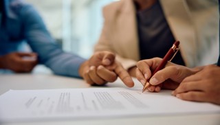 宝盈基金25%被挂牌，信托公司加速出清中小金融机构股权，价值或受影响