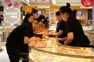金价创两年多以来更大跌幅！北京多家金店大力度优惠，但买的人不多…