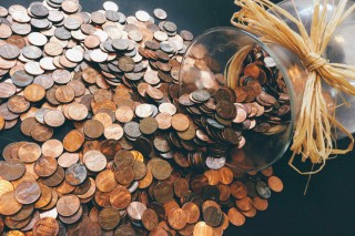 如何追踪纸黄金的市场价格？这种价格波动对投资者有何影响？