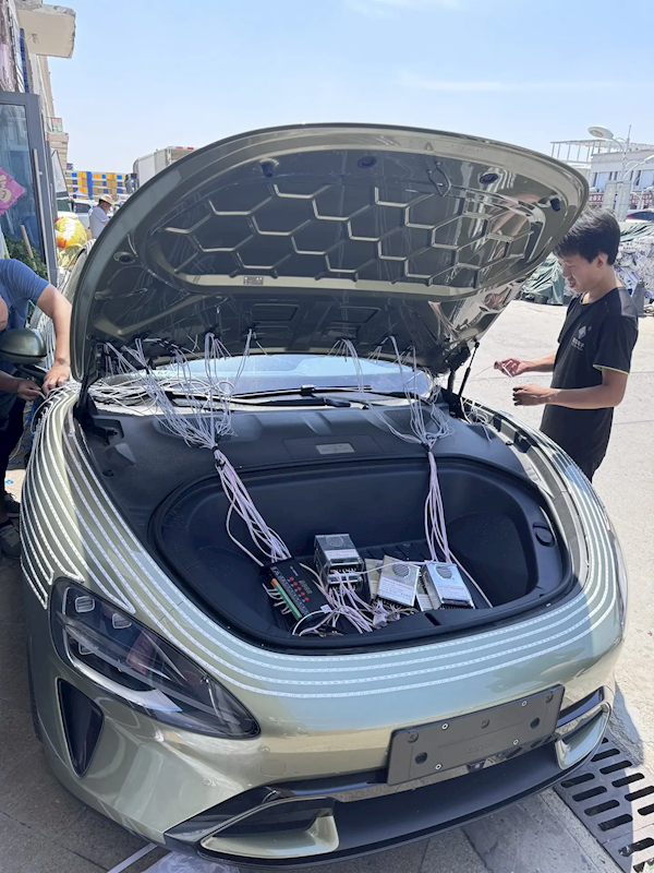 车主给小米SU7贴满灯带：五彩斑斓 赛博朋克风绝了  第3张