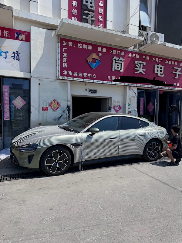 车主给小米SU7贴满灯带：五彩斑斓 赛博朋克风绝了  第4张
