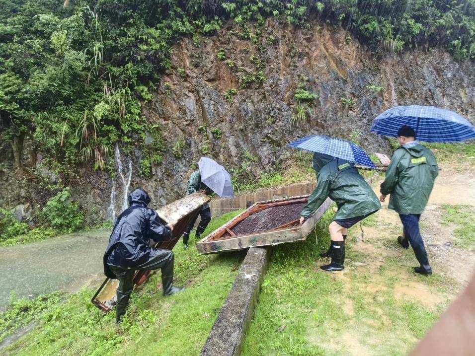 向险“逆行”，他们奋战抗洪一线  第1张
