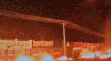 已有140人死亡！这个国家一辆油罐车失控翻车，许多人赶来哄抢汽油，随后发生爆炸  第1张