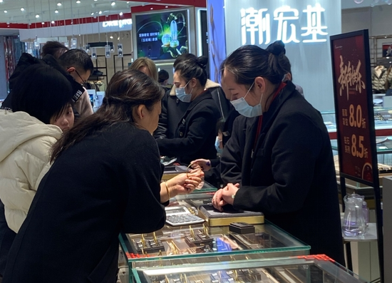 金价飙涨！洛阳黄金消费火爆，15分钟成交一个戒指，网友感慨：“后悔去年没多买点”  第3张
