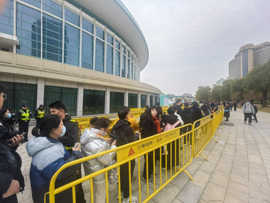 月薪更高6万元！实探上海2025年春季首场大型 *** 会，还开设“生育友好” *** 区  第3张