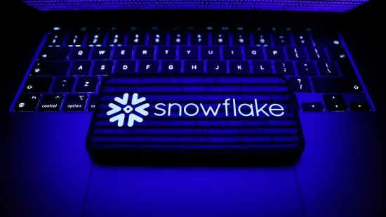 Snowflake加大AI发展力度 股价大涨逾13%  第2张
