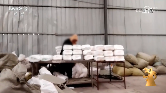 央视315之一弹：济宁梁山希希纸制品有限公司用垃圾纸品做婴儿纸尿裤、卫生巾等  第2张