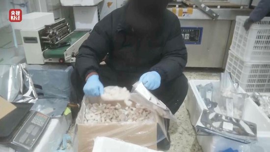 3·15晚会丨“保水虾仁”，浮出水面！1斤虾仁7两冰……  第12张