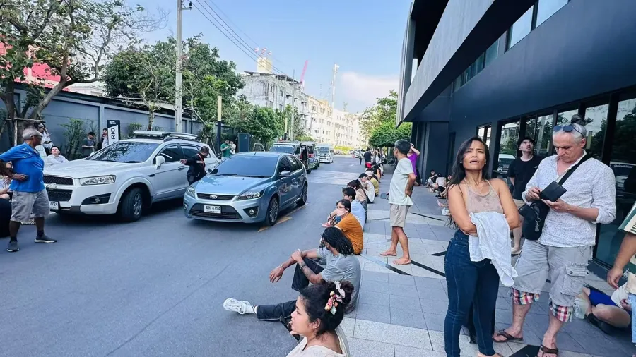 “相当于约一千颗 *** ”！强震后的缅甸曼德勒40℃高温，中国翡翠商人挤在后备厢紧急逃难  第7张